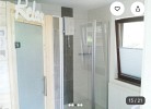 Helles Badezimmer mit Dusche und Sauna