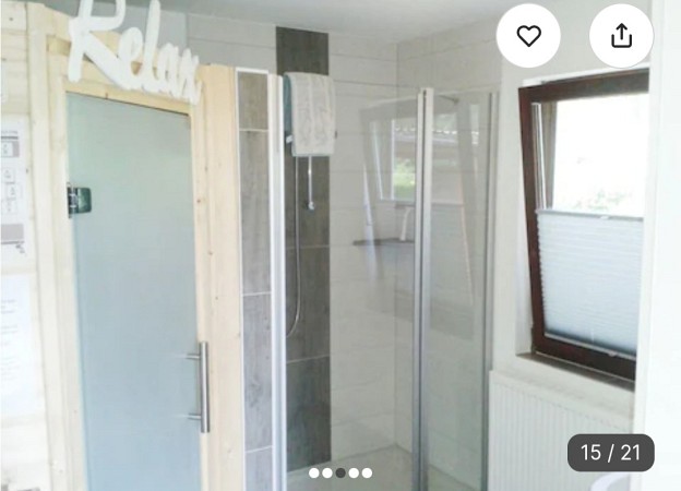 Helles Badezimmer mit Dusche und Sauna