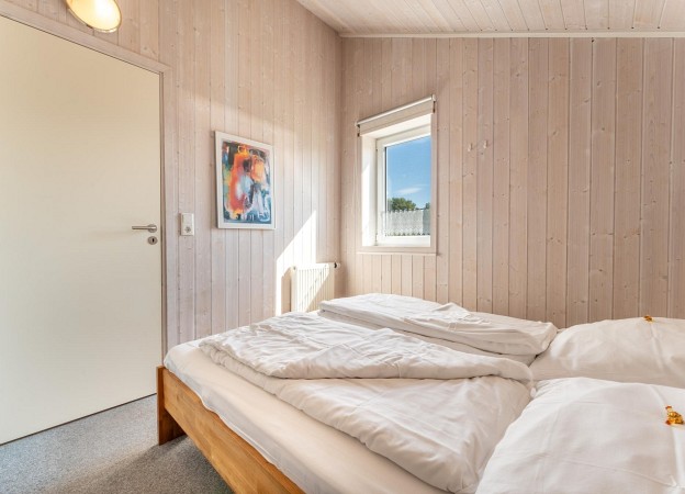 Komfortables Schlafzimmer mit Doppelbett