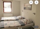 Komfortables Schlafzimmer mit Doppelbett