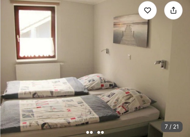 Komfortables Schlafzimmer mit Doppelbett
