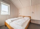 Komfortables Schlafzimmer mit Doppelbett